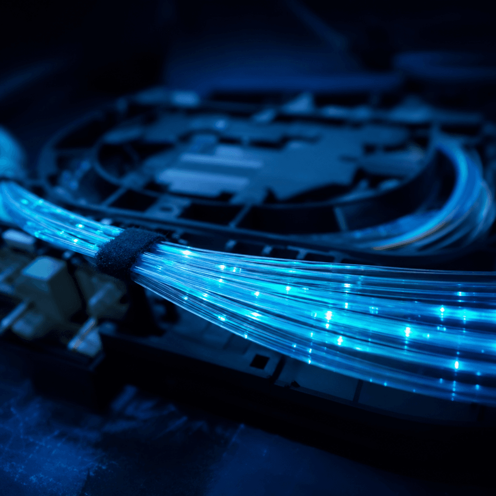 Fibra óptica con luz cyan a través del cladding